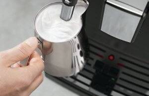 Kaffeevollautomat mit Dampfdüse