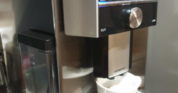 Kaffeevollautomat mit Milchbehälter